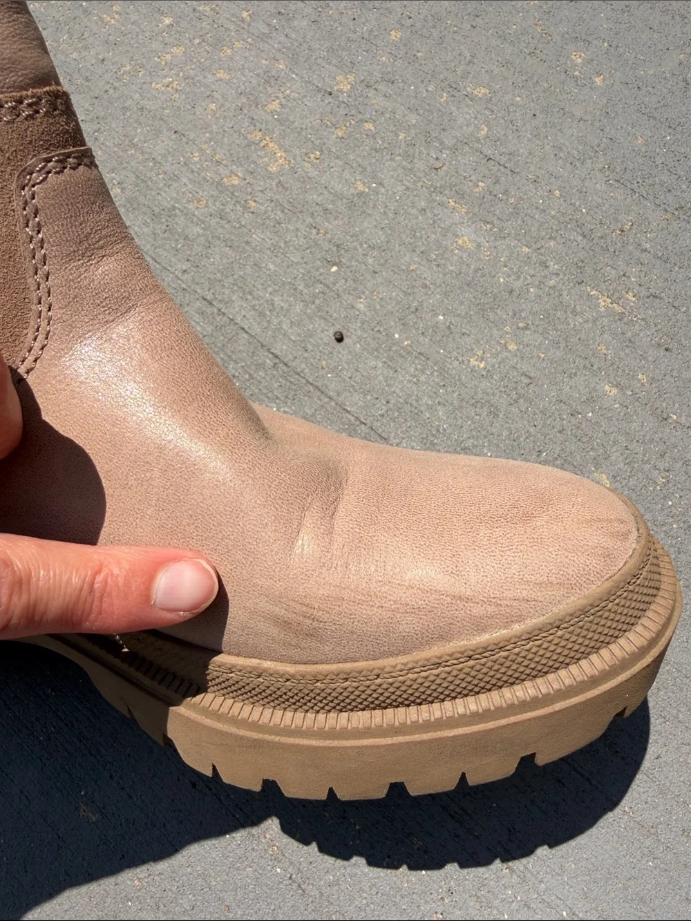 Lucky Brand EUC Women's Eabile Tan Chelsea Lug Sole Ankle Boots 7 1/2